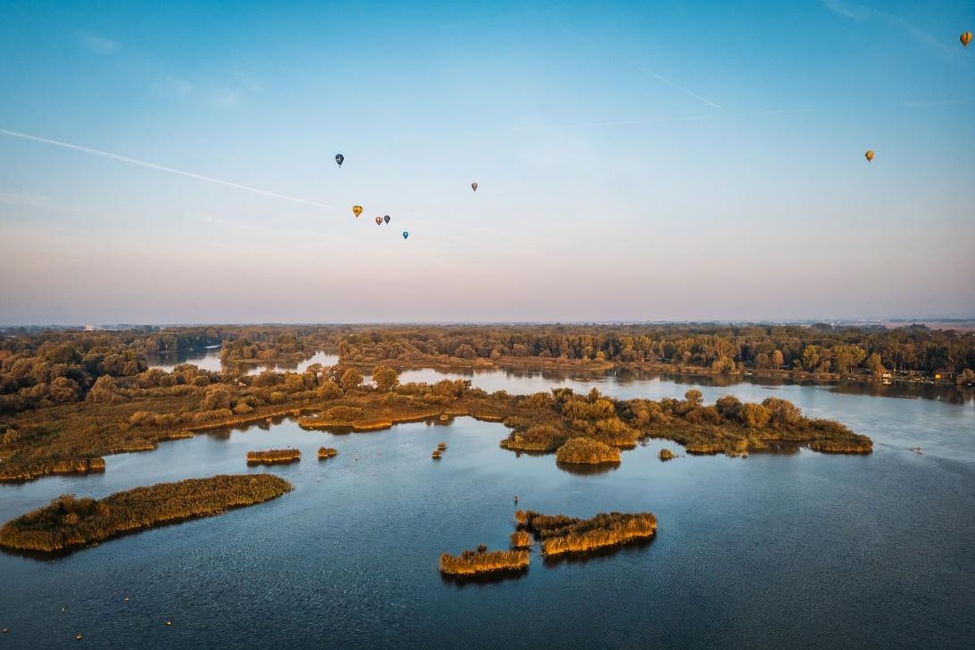 A group of people flying over water

AI-generated content may be incorrect.