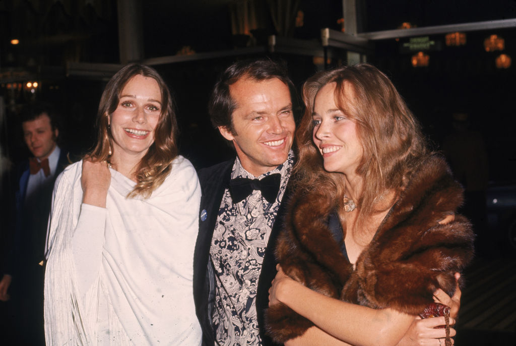 Jack Nicholson, Sally Kellerman (G) et Michelle Phillips assistent à la cérémonie des Oscars au Dorothy Chandler Pavilion du L.A. Music Center, Los Angeles, Californie, avril 1972.