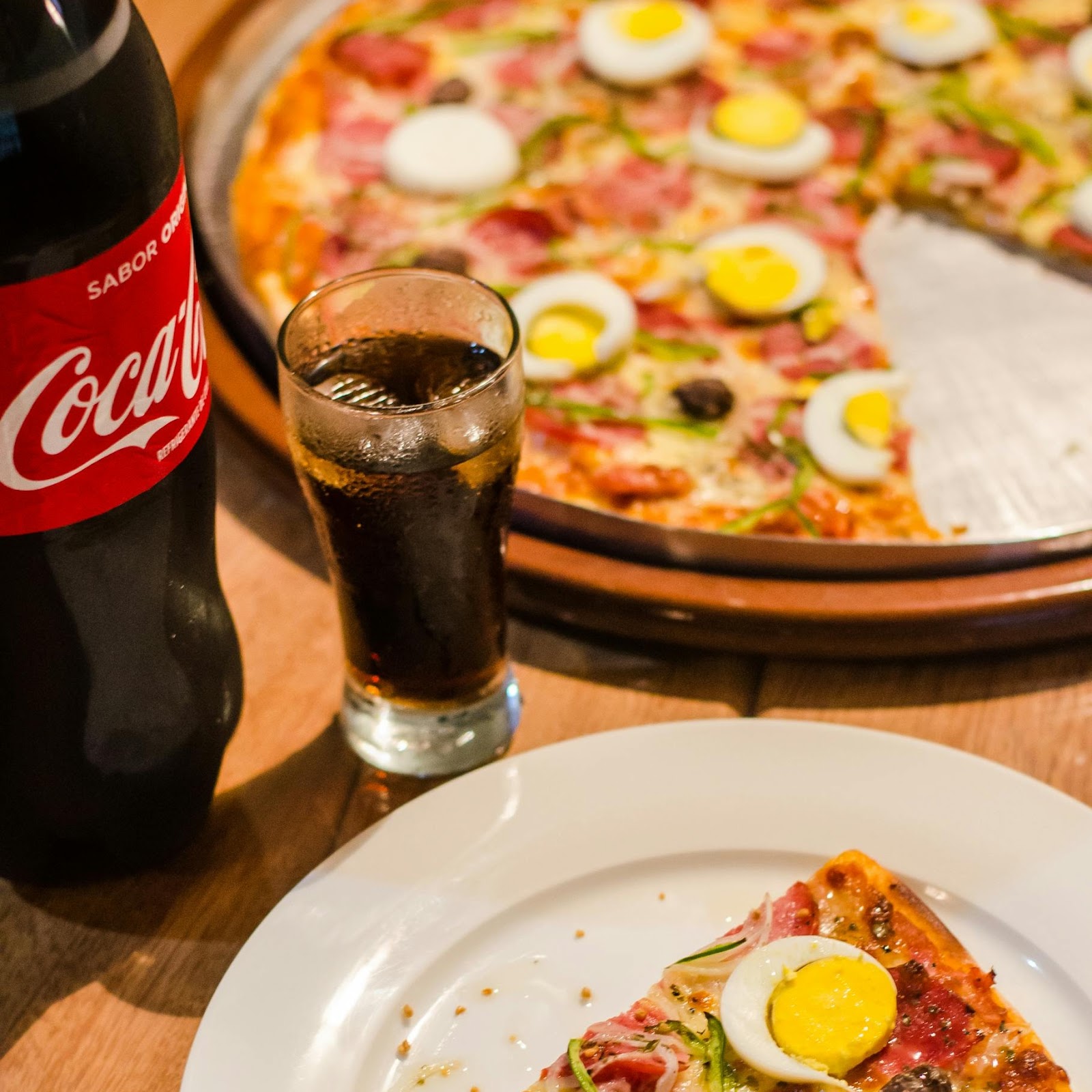 Helpings of fast food laid out on a table | Source: Pexels