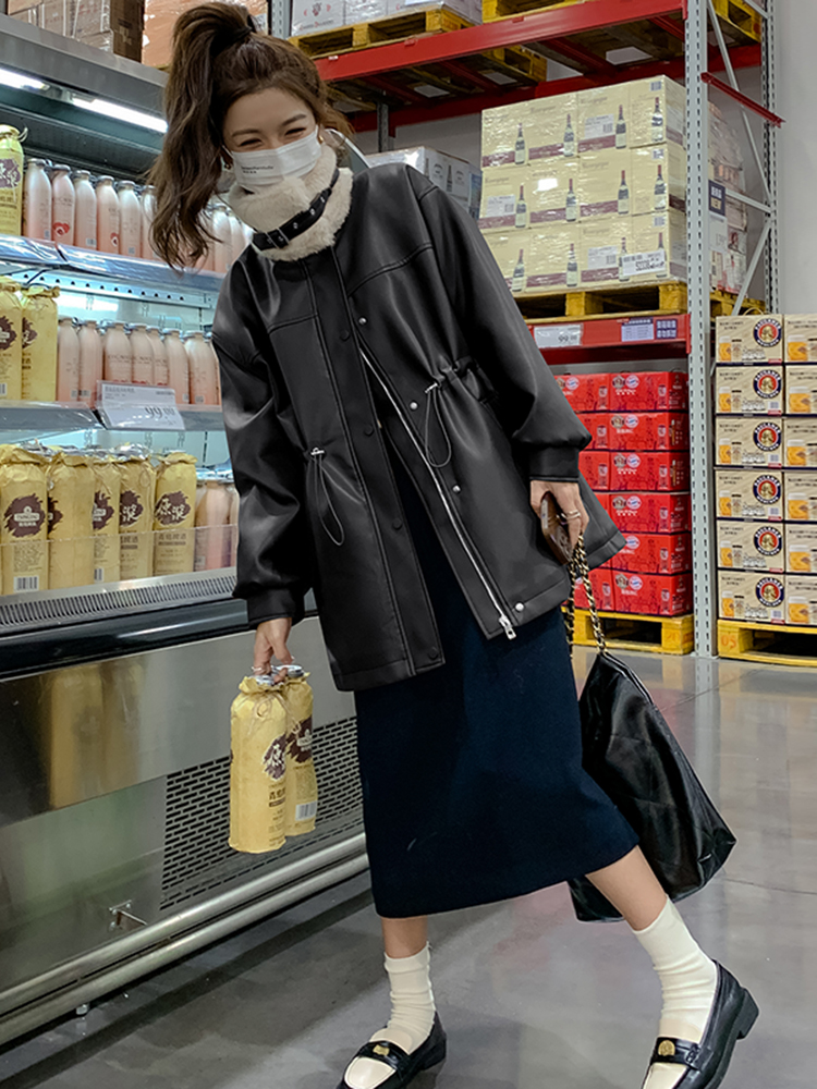 Korean Women's Fashion: Edgy Comfort: A Korean Woman’s Chic Grocery Run Look