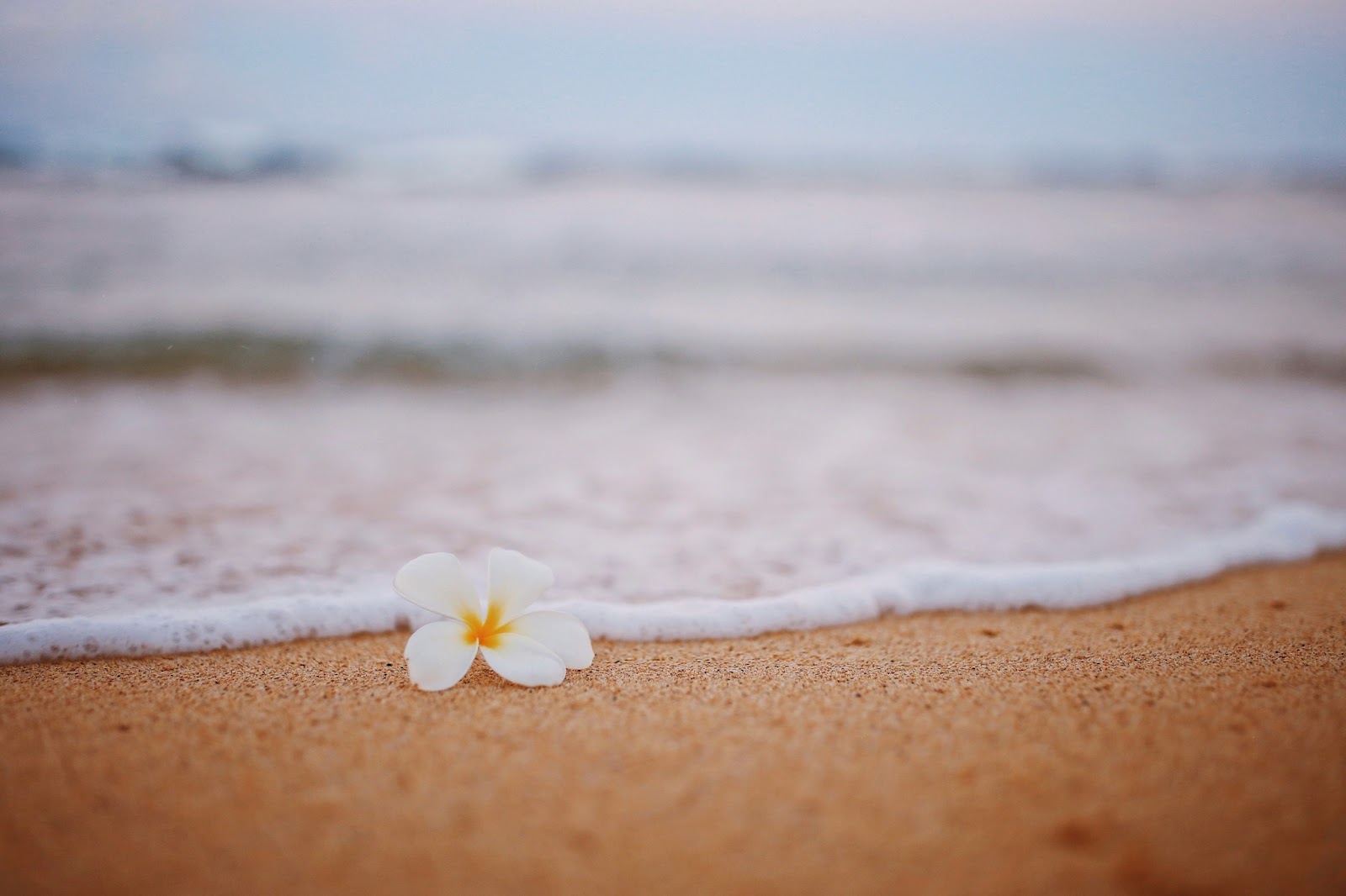 The pristine Hulopo‘e Bay on Lāna‘i, a secluded paradise with crystal-clear waters and golden sand.