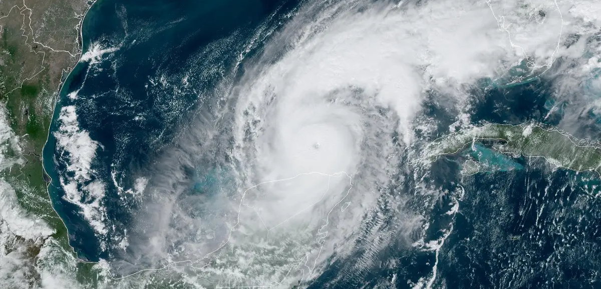 Imagem de satélite do furacão Milton no Golfo do México, com um olho bem definido no centro da tempestade. A costa sul dos Estados Unidos e parte da Flórida estão visíveis à direita, enquanto o furacão se move em direção ao continente, acompanhado por densas formações de nuvens e ventos fortes.  Foto: CIRA/NOAA/Handout via REUTERS
