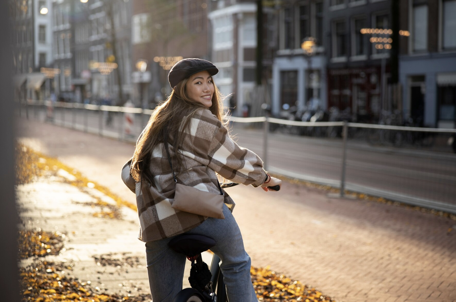 Une femme durant sa visite guidée de Paris à vélo