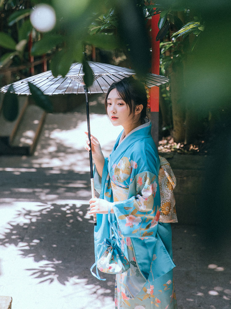 Kimono floral azul con estampados japoneses tradicionales que muestra la selección de colores ideal para la comodidad y el atractivo visual de la fotografía de verano.