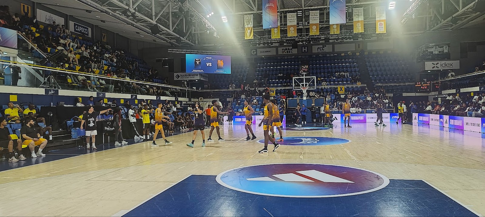 Match opposant l'équipe Underrated en noir, à l'équipe Goat Guy en jaune, lors du final four jeunes.