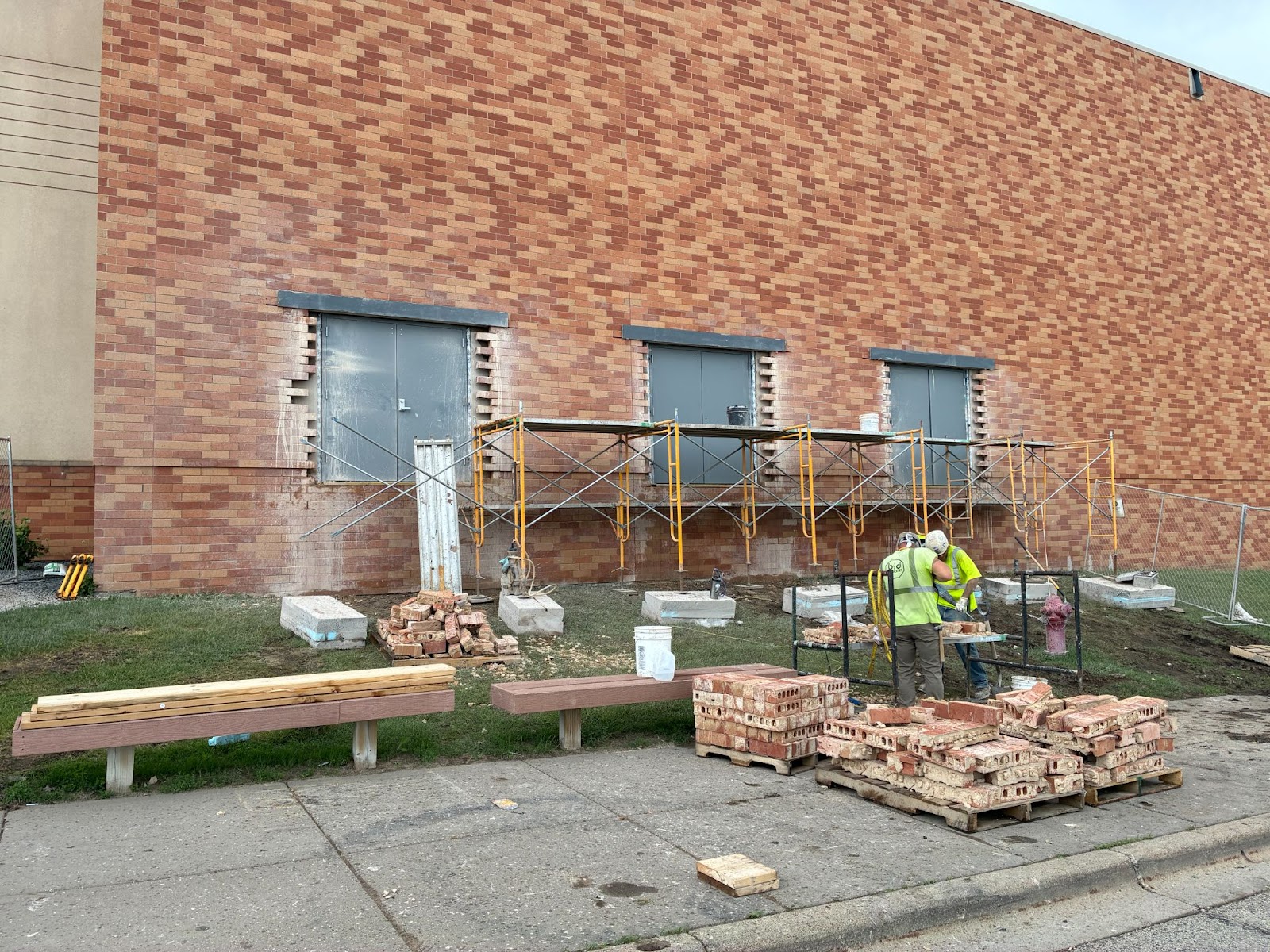 A building on the side of a road

AI-generated content may be incorrect.