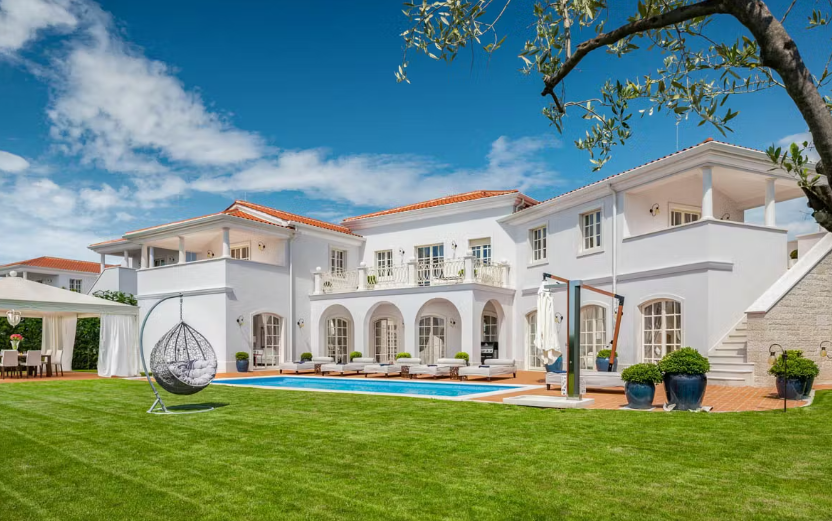 10 Outrageous Villa Perks That Will Make Your Jaw Drop