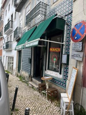 Bella Bites, Restaurante de inspiração Italiana. Em que o empregado rapidamente chamou o "Boss" quando ouviu perguntas

