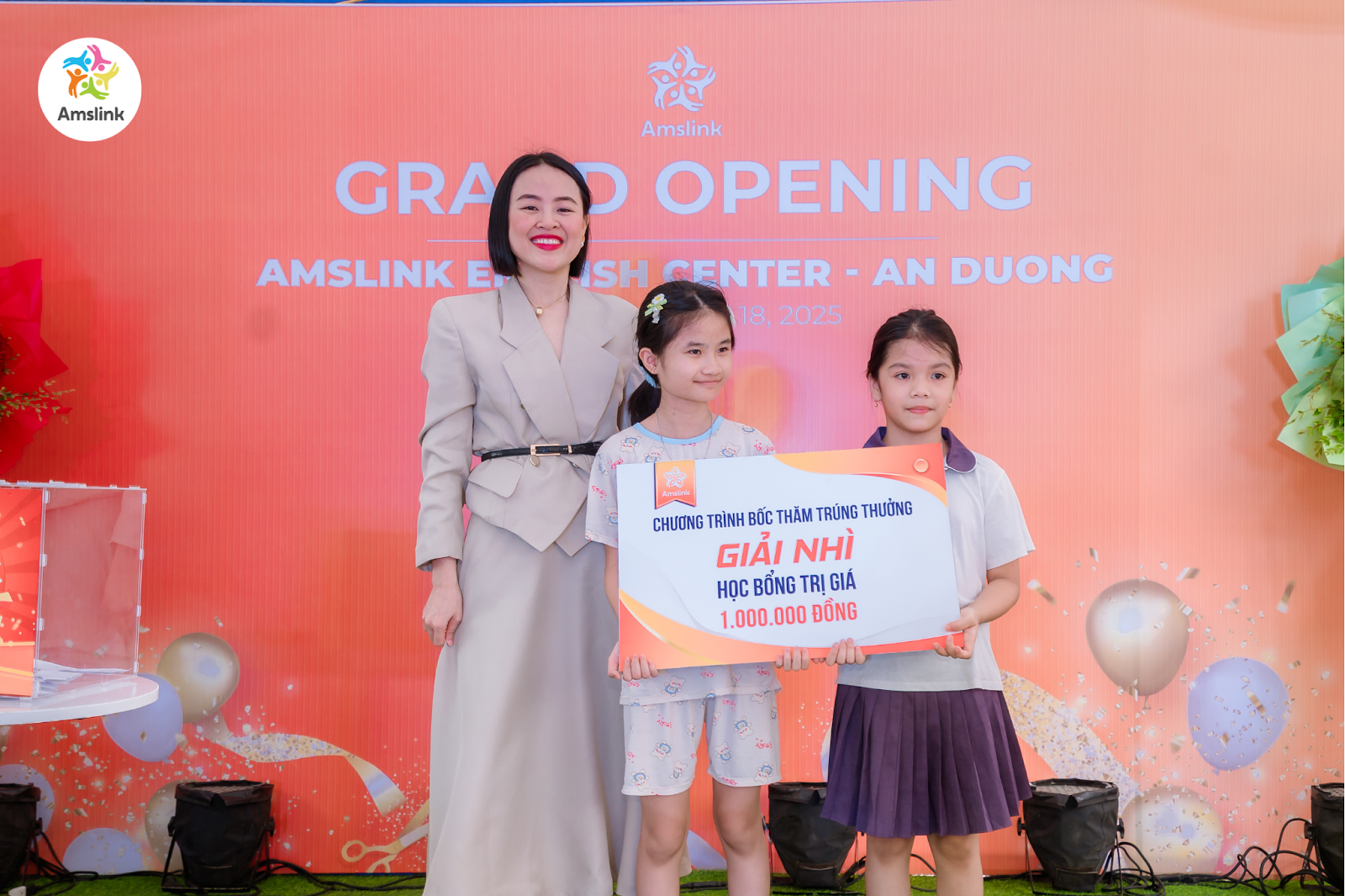 Nhiều học bổng giá trị đã được trao tặng tới các em học sinh