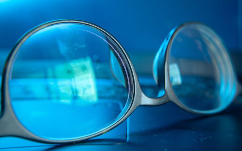 Eyeglasses in blue light from computer screen