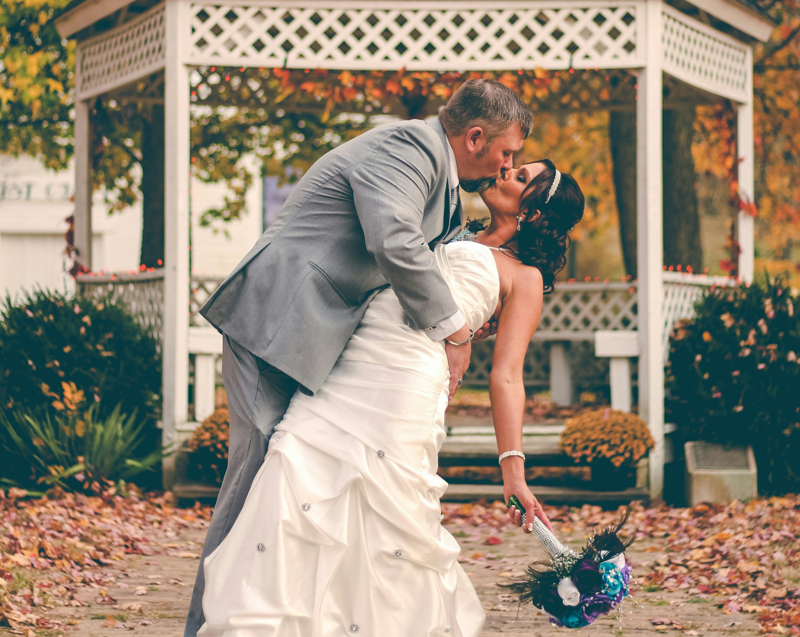 Wedding Photography Poses: The Classic Dip