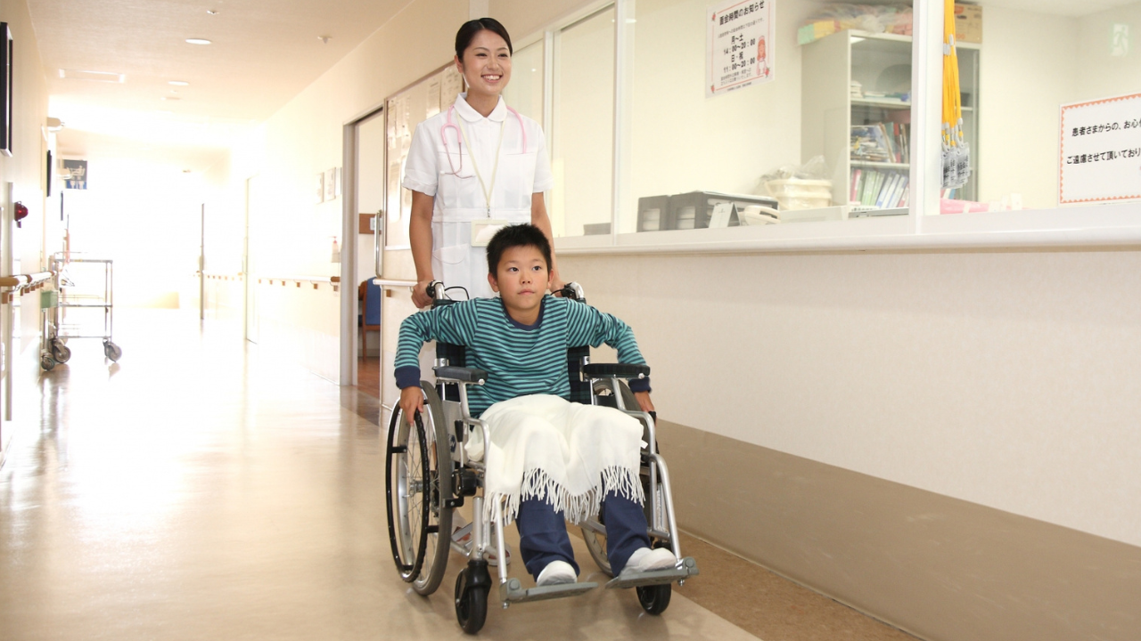 部屋の中で自転車に乗っている男性

低い精度で自動的に生成された説明