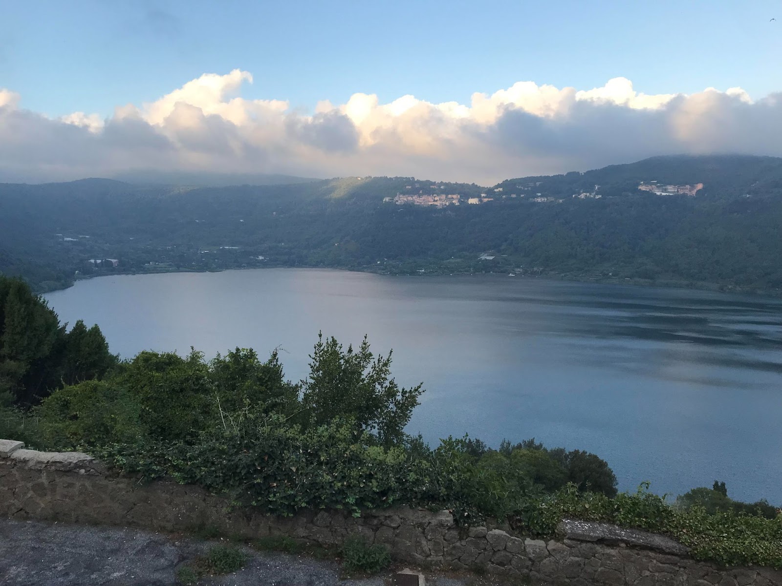 La geografia e l'ambientazione del Lago di Nemi