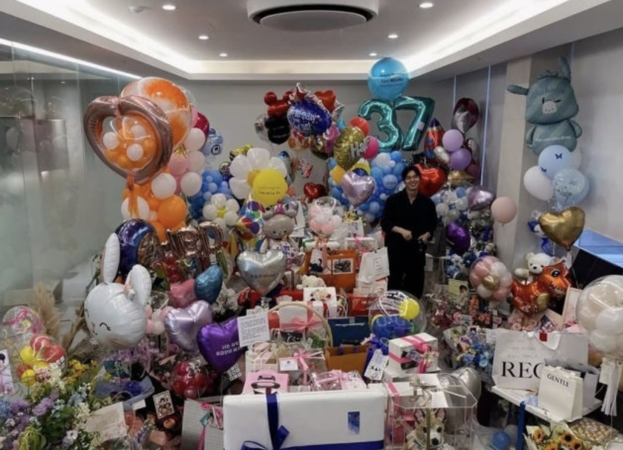 A picture of Lee Min Ho and his Birthday Gift from fan
