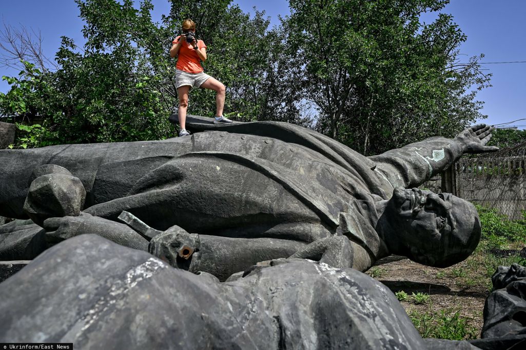  Самая большая в Украине бронзовая скульптура Владимира Ленина на складе городского коммунального предприятия в Запорожье, Украина. 24 июня 2024 года. Фото: Ukrinform / East News