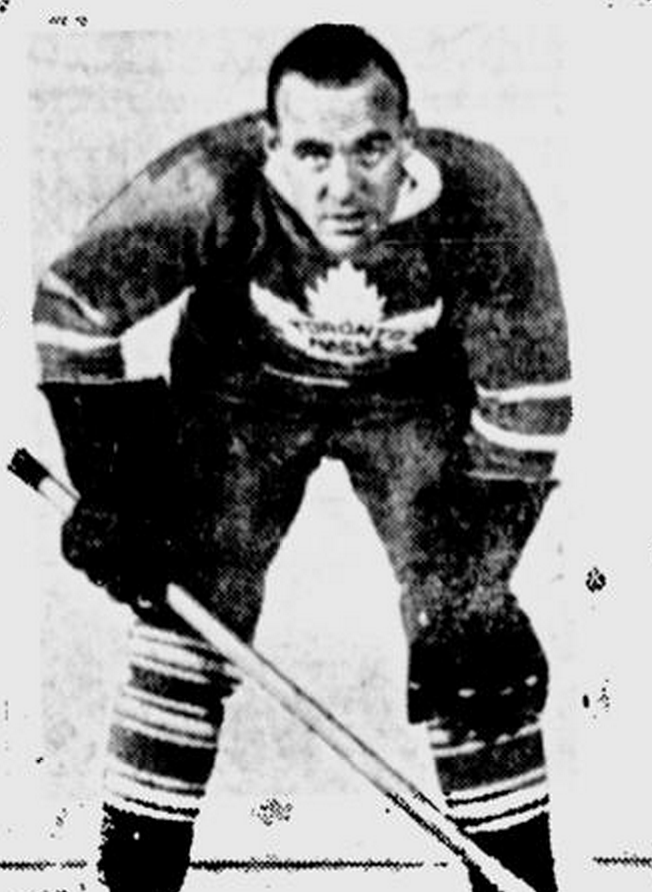 Foto en blanco y negro de King Clancy con la equipación de los Toronto Maple Leafs.