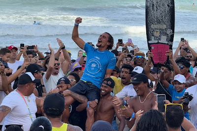 Mateus Sena carregado por Jadson André e Emanoel Tobias até o pódio (Foto: Aleko Stergiou / WSL Latam)