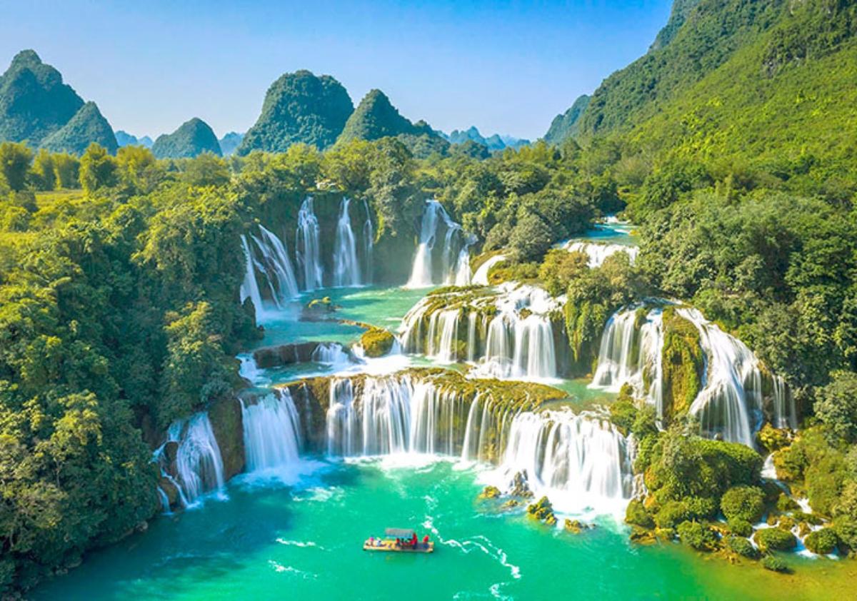 A boat in a body of water surrounded by trees

Description automatically generated