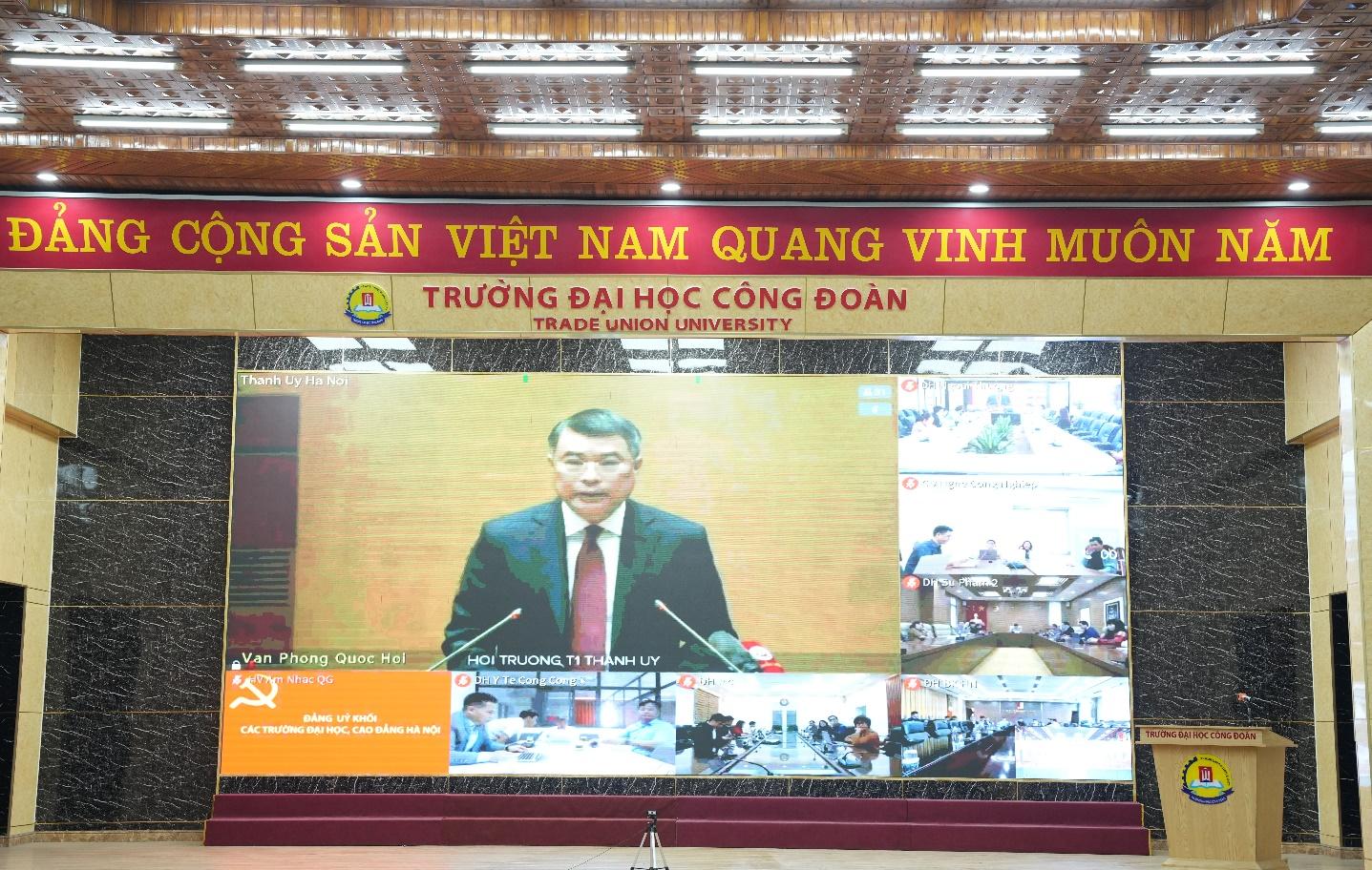 Ảnh có chứa văn bản, người, trang phục, đàn ông

Mô tả được tạo tự động