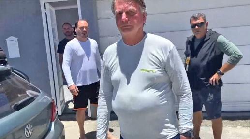 Carlos Bolsonaro (à esquerda) e Jair Bolsonaro (ao centro) em janeiro de 2024, durante operação do inquérito da Abin paralela. — Foto: Reprodução/GloboNews