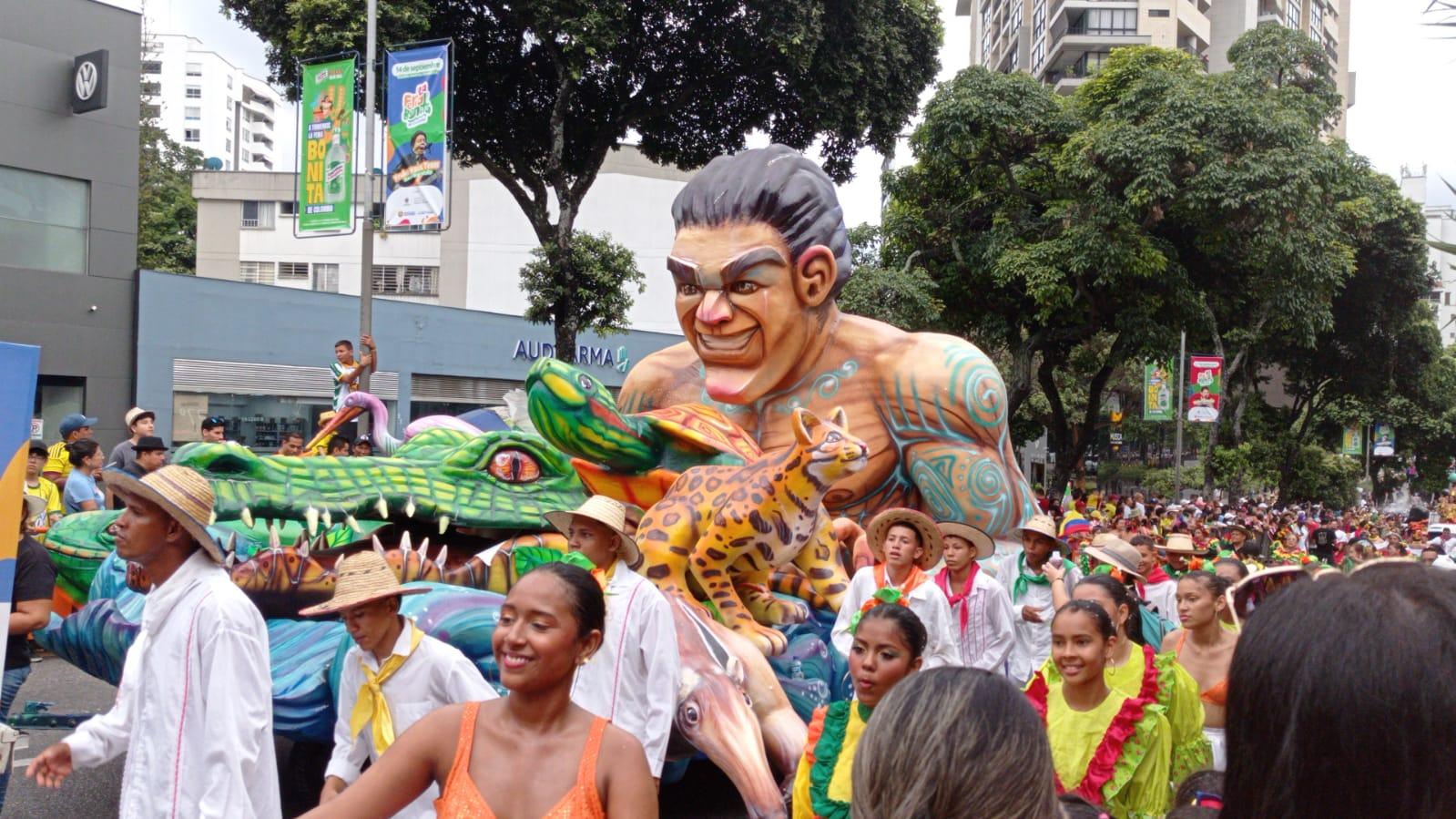 30 MIL PERSONAS VIERON EL DESFILE DE LOS DE PICOS DE ORO, UN ESPECTÀCULO DE DANZA, CARROZAS Y BANDAS