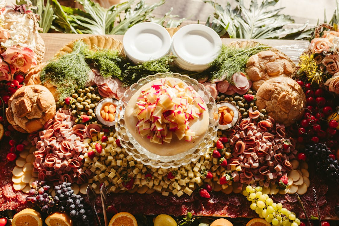 https://www.pexels.com/photo/venue-table-with-appetizers-25916392/
