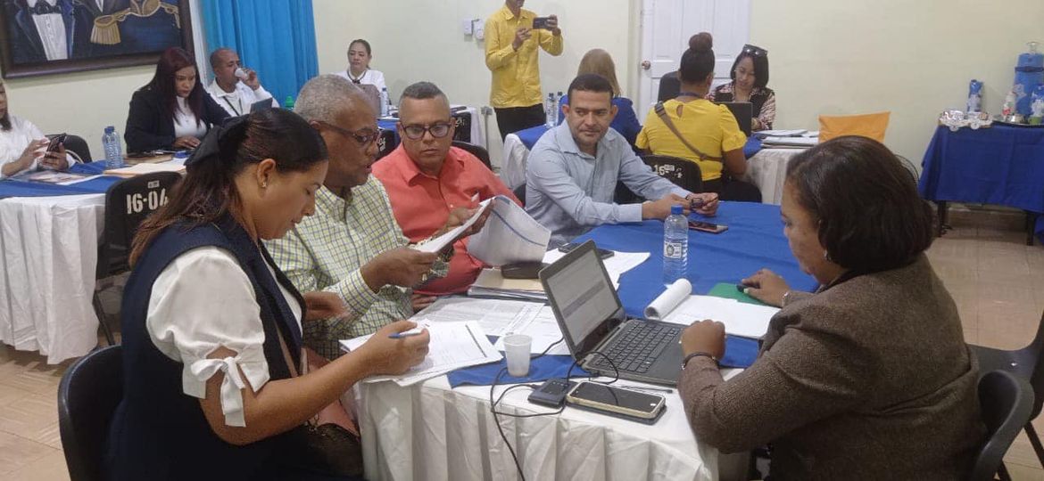 Puede ser una imagen de 9 personas, personas estudiando y texto