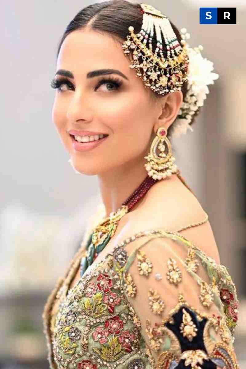 Ushna Shah Physical Appearence with makeup Pic
