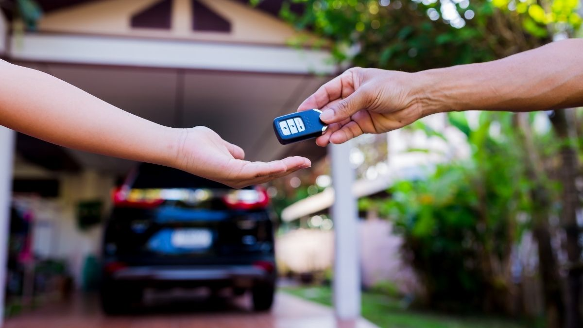 Person sells a financed car quickly and safely