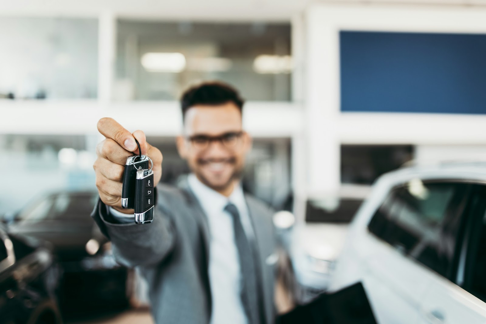 feliz propietario de un coche con las llaves