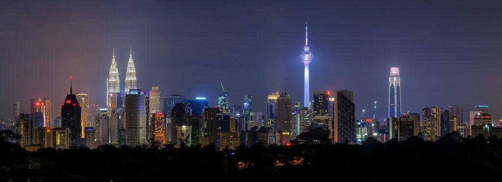 https://diendantheky.net/wp-content/uploads/2024/10/Kuala_Lumpur_skyline_at_night_2019-1024x372.jpg