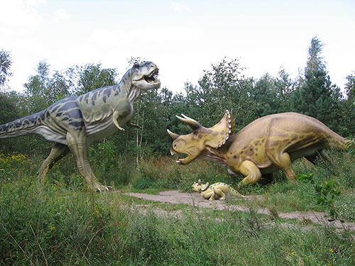 1280px-Triceratops-vs-T-Rex001