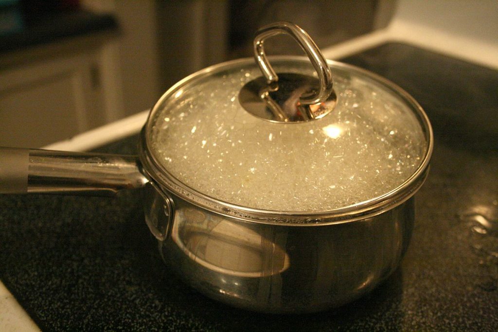Água fervente em uma panela