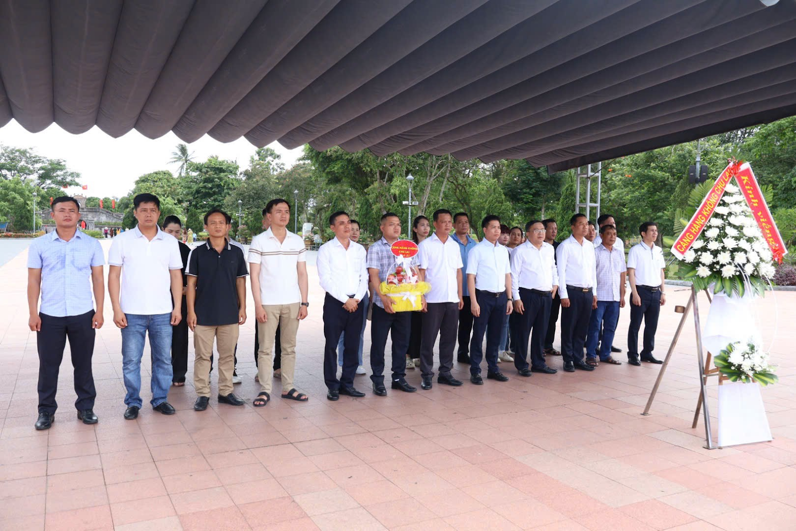 A group of people standing in a lineAI-generated content may be incorrect.
