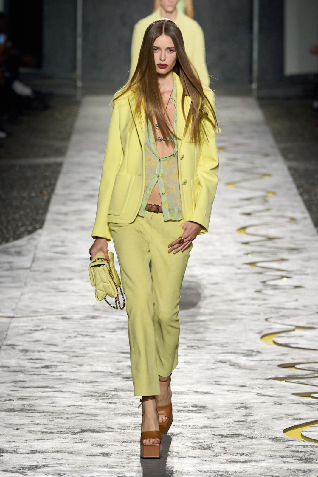 Outfit Kuning