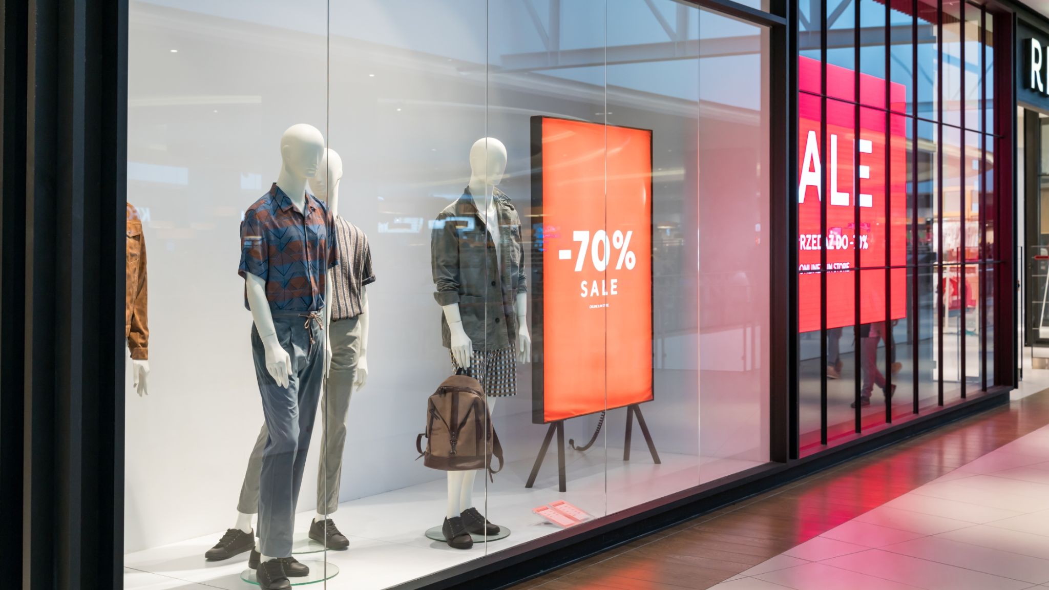 Boost your retail presence with DAC Qatar – Leading digital advertising company in Qatar Retail store digital signage showing -70% sale, powered by DAC Qatar – advertising company in Qatar boosting brand visibility