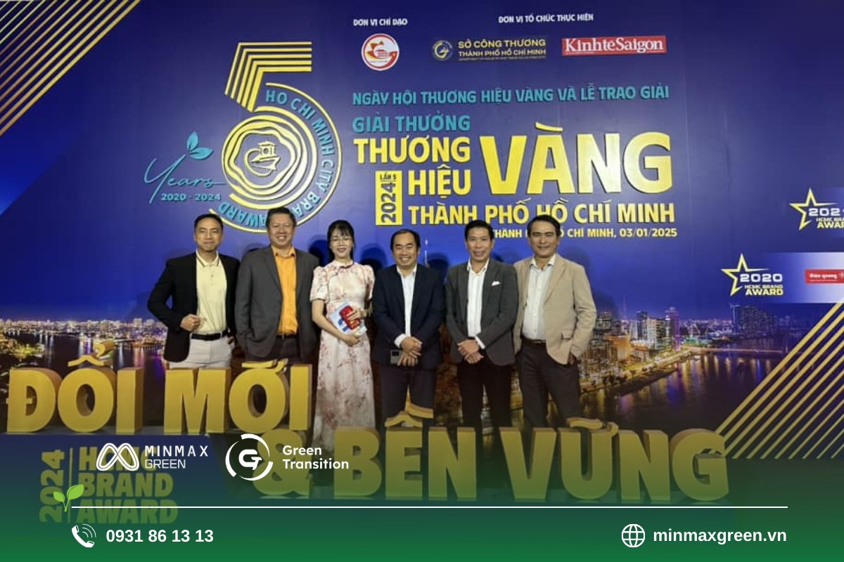 Có thể là hình ảnh về 6 người và văn bản