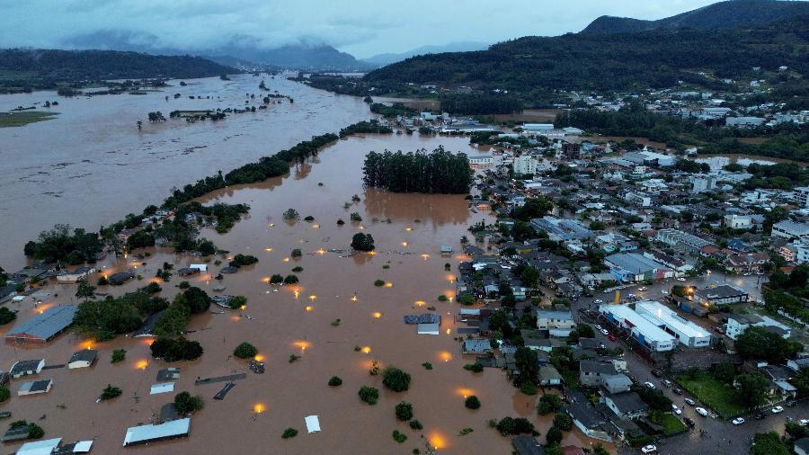 C:\Users\User\Downloads\vista-de-drone-da-area-alagada-proxima-ao-rio-taquari-durante-fortes-chuvas-na-cidade-de-encantado-no-rio-grande-do-sul--brasil-1-de-maio-de-2024-1714950480340_v2_900x506.jpg