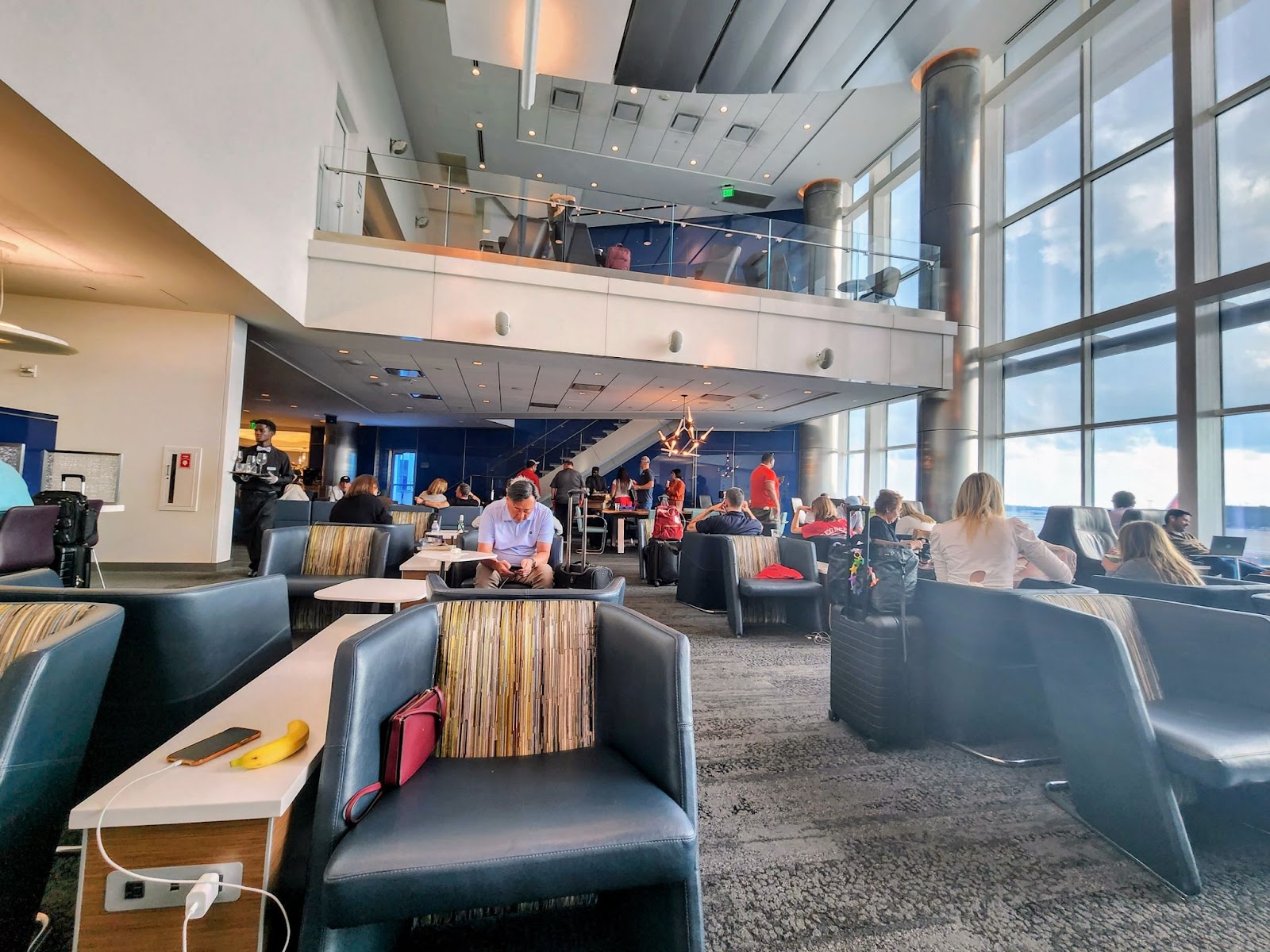 Delta lounge