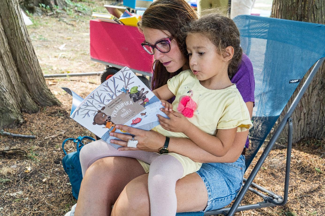 Une image contenant habits, Visage humain, personne, plein air Le contenu généré par l’IA peut être incorrect.