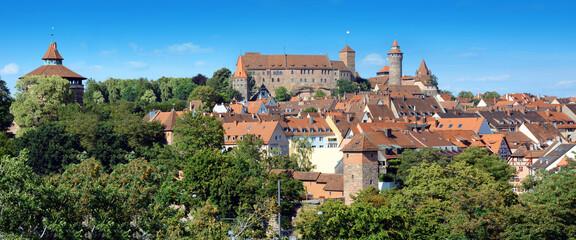 Burg Kaiserburg in Nürnberg mit Altstadt im Sommer im Panorama