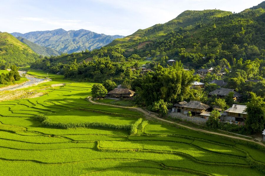 With wild and majestic natural scenery, Mu Cang Chai has become an attractive tourist destination for couples. Source: Tap chi Cong thuong 