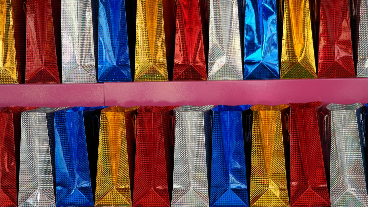 Image by -Rita-👩‍🍳 und 📷 mit ❤ from Pixabay https://pixabay.com/photos/bags-packaging-multicoloured-185449/ 