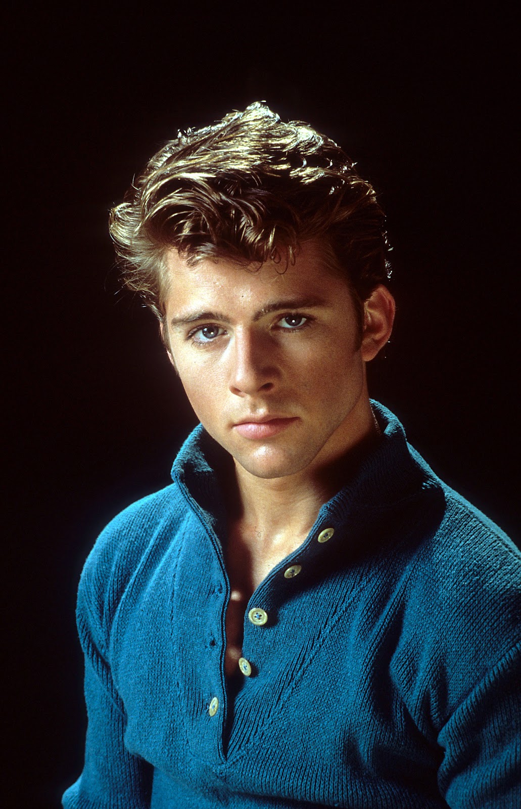 Maxwell Caulfield pictured in a publicity portrait for the film "Grease 2," in 1982 | Source: Getty Images