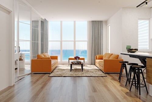 parquet chiaro dentro una casa con mobili chiari e forniture estive