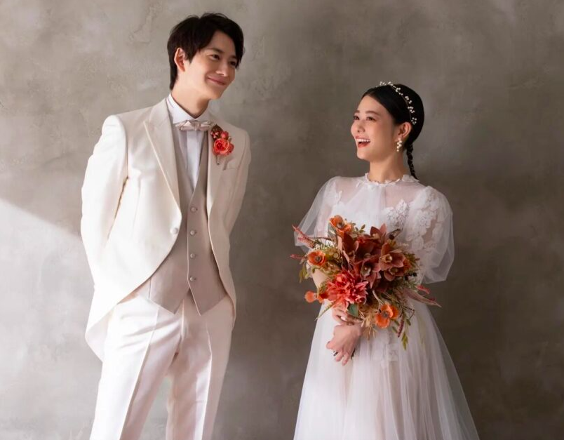 This contain an image of  Japanese actors marriage announcement