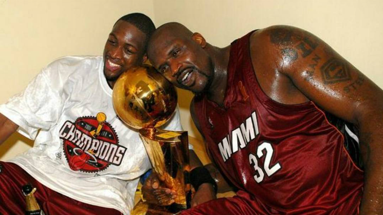 Shaquille O'Neal e Dwyane Wade com a taça de campeão da NBA