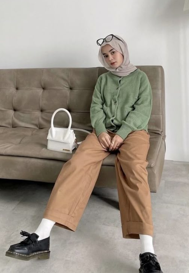 Wanita dengan trouser coklat dan jas navy.