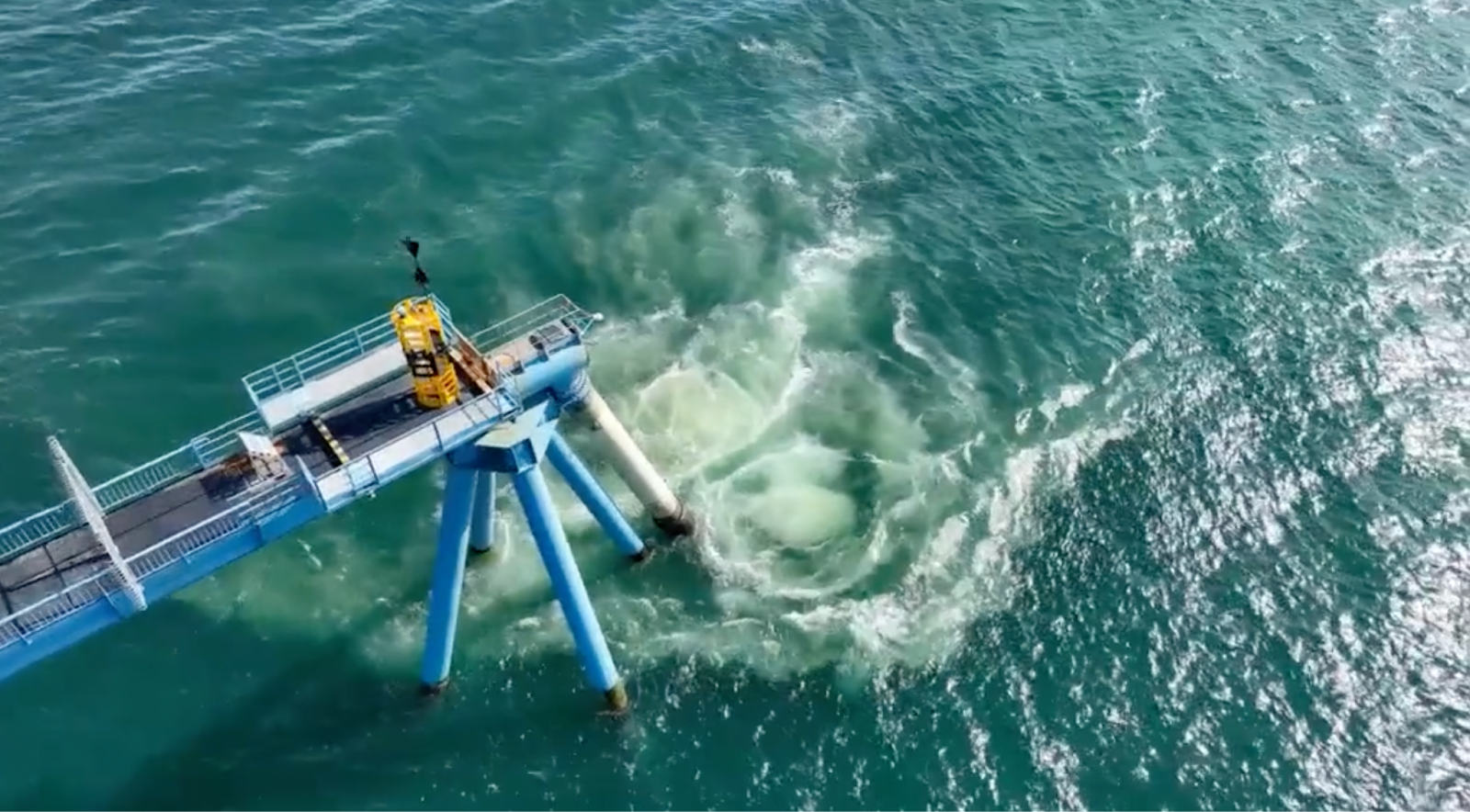 L'eau rejetée dans l'Atlantique par l'usine de papier dépasse plusieurs seuils réglementaires. (image Sur le front, Winter Productions)