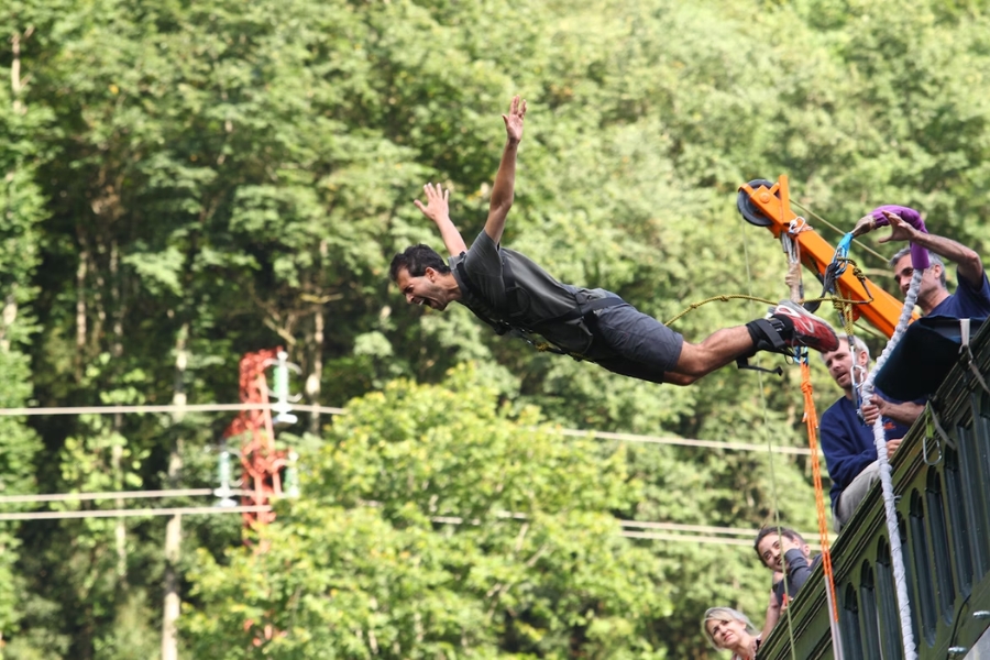 Push your limit up with bungee jumping